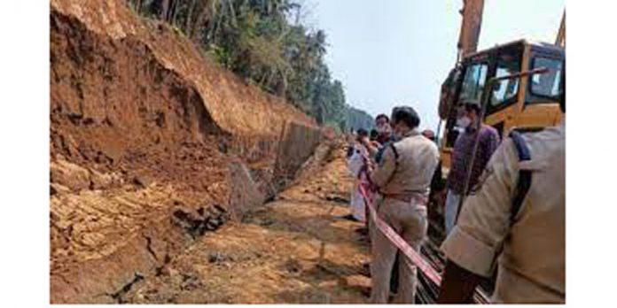 നിര്മ്മാണത്തിനിടെ മണ്ണിടിഞ്ഞ് അഞ്ച് ഇതര സംസ്ഥാന തൊഴിലാളികള്ക്ക് പരിക്ക് നിര്മ്മാണത്തിനിടെ മണ്ണിടിഞ്ഞ് അഞ്ച് ഇതര സംസ്ഥാന തൊഴിലാളികള്ക്ക് പരിക്ക്