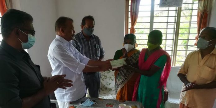 അഭിലാഷിന്റെ കുടുംബത്തിന് അടിയന്തര ധനസഹായം കൈമാറി അഭിലാഷിന്റെ കുടുംബത്തിന് അടിയന്തര ധനസഹായം കൈമാറി