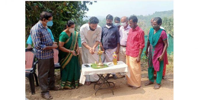 തേക്കുമല കോളനിയിൽ മണ്ണ് സംരക്ഷണ പ്രവർത്തനങ്ങൾക്ക് തുടക്കം തേക്കുമല കോളനിയിൽ മണ്ണ് സംരക്ഷണ പ്രവർത്തനങ്ങൾക്ക് തുടക്കം