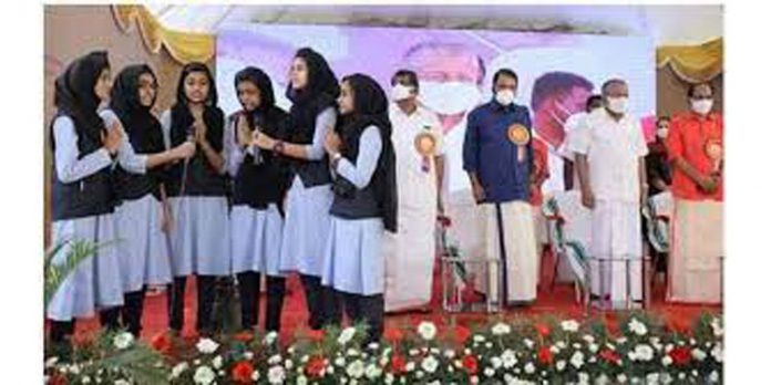 മുഖ്യമന്ത്രി പങ്കെടുത്ത ചടങ്ങില് ഹിജാബ് ധരിച്ച പെണ്കുട്ടികളുടെ പ്രാര്ഥനാഗാനം ; ചിത്രങ്ങള് വൈറല് മുഖ്യമന്ത്രി പങ്കെടുത്ത ചടങ്ങില് ഹിജാബ് ധരിച്ച പെണ്കുട്ടികളുടെ പ്രാര്ഥനാഗാനം ; ചിത്രങ്ങള് വൈറല്