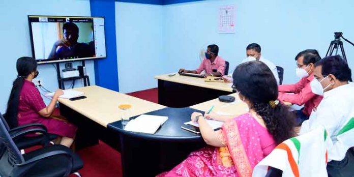 കളക്ടര് ഇടപെട്ടു ; വിദ്യാര്ഥിക്ക് വായ്പയ്ക്ക് അനുമതി കളക്ടര് ഇടപെട്ടു ; വിദ്യാര്ഥിക്ക് വായ്പയ്ക്ക് അനുമതി