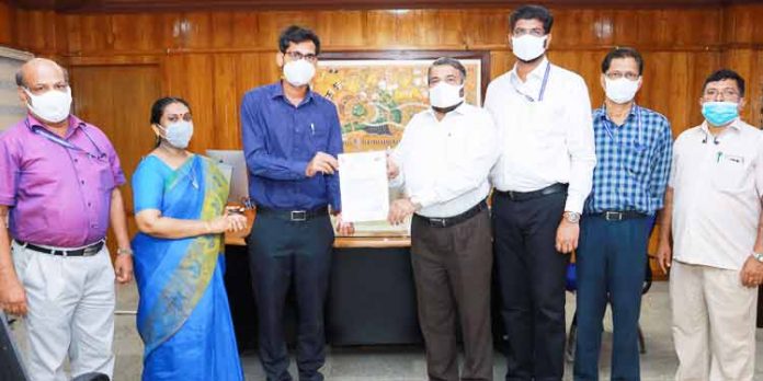 സെന്ട്രല് വെയര്ഹൗസിംഗ് കോര്പറേഷന്റെ സഹായം : വാക്സിന് വാങ്ങാനുള്ള ആദ്യഗഡു കൈമാറി സെന്ട്രല് വെയര്ഹൗസിംഗ് കോര്പറേഷന്റെ സഹായം : വാക്സിന് വാങ്ങാനുള്ള ആദ്യഗഡു കൈമാറി