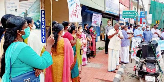 കെ – റെയില് ; ചെങ്ങന്നൂര് താലൂക്കില് വിവിധ പ്രദേശങ്ങളില് പ്രതിഷേധ യോഗവും പന്തം കൊളുത്തി പ്രകടനവും കെ – റെയില് ; ചെങ്ങന്നൂര് താലൂക്കില് വിവിധ പ്രദേശങ്ങളില് പ്രതിഷേധ യോഗവും പന്തം കൊളുത്തി പ്രകടനവും