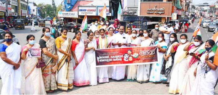 “കൊല്ലരുതെ ഞങ്ങളുടെ മക്കളെ” എന്ന മുദ്രാവാക്യമുയര്ത്തി മഹിളാ കോണ്ഗ്രസ് അമ്മ നടത്തം നടത്തി “കൊല്ലരുതെ ഞങ്ങളുടെ മക്കളെ” എന്ന മുദ്രാവാക്യമുയര്ത്തി മഹിളാ കോണ്ഗ്രസ് അമ്മ നടത്തം നടത്തി