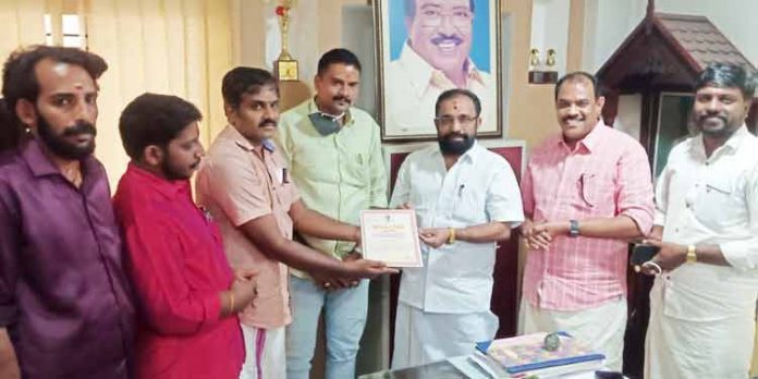 വൈദികയോഗം രജിസ്ട്രേഷന് സര്ട്ടിഫിക്കേറ്റ് അനില് പി.ശ്രീരംഗത്തില് നിന്നും വൈദികയോഗം ചെയര്മാന്ഏറ്റുവാങ്ങി വൈദികയോഗം രജിസ്ട്രേഷന് സര്ട്ടിഫിക്കേറ്റ് അനില് പി.ശ്രീരംഗത്തില് നിന്നും വൈദികയോഗം ചെയര്മാന്ഏറ്റുവാങ്ങി