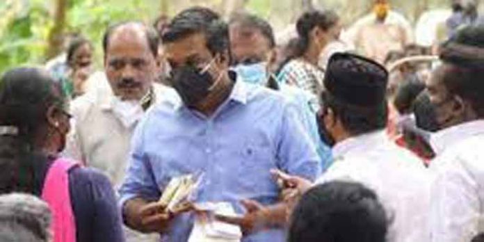 ചിറ്റാറിലെ ആയിരത്തിലധികം കുടുംബങ്ങള് ഭൂമിക്ക് അവകാശികളാകും : ഭൂപ്രശ്നത്തിന് പരിഹാരമായതായി അഡ്വ.കെ.യു ജനീഷ് കുമാര് ചിറ്റാറിലെ ആയിരത്തിലധികം കുടുംബങ്ങള് ഭൂമിക്ക് അവകാശികളാകും : ഭൂപ്രശ്നത്തിന് പരിഹാരമായതായി അഡ്വ.കെ.യു ജനീഷ് കുമാര്