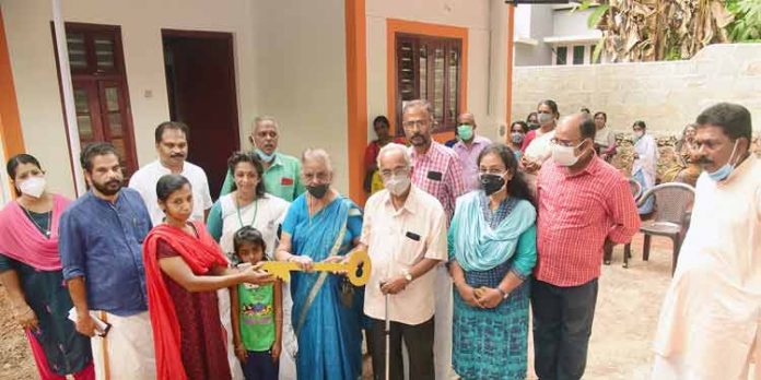 ശ്രീജക്കും മകൾക്കും സുനിൽ ടീച്ചറിന്റെ 238-ാം മത് സ്നേഹ ഭവനം ശ്രീജക്കും മകൾക്കും സുനിൽ ടീച്ചറിന്റെ 238-ാം മത് സ്നേഹ ഭവനം