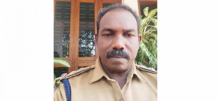 യുവാവ് തലക്കടിയേറ്റ് മരിച്ച സംഭവം പ്രതികളെ കുടുക്കിയത് എസ്ഐ : എസ്ഐയെ പ്രശംസിച്ച് ജില്ലാ പോലീസ് മേധാവി യുവാവ് തലക്കടിയേറ്റ് മരിച്ച സംഭവം പ്രതികളെ കുടുക്കിയത് എസ്ഐ : എസ്ഐയെ പ്രശംസിച്ച് ജില്ലാ പോലീസ് മേധാവി