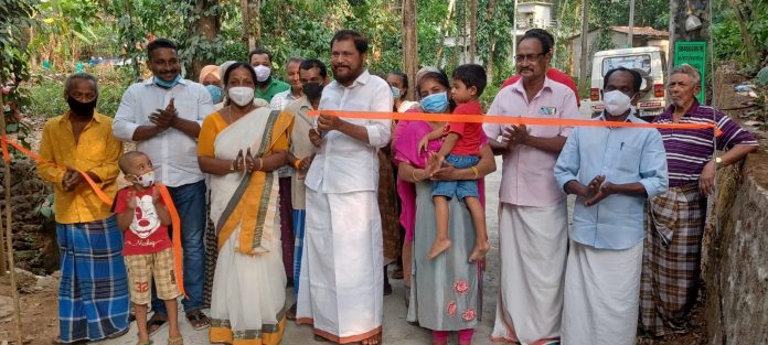 കോൺക്രീറ്റ് ചെയ്തു നവീകരിച്ച റോഡിന്റെ ഉദ്ഘാടനം നടത്തി കോൺക്രീറ്റ് ചെയ്തു നവീകരിച്ച റോഡിന്റെ ഉദ്ഘാടനം നടത്തി