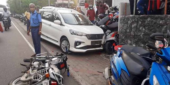 പത്തനംതിട്ടയില് ഇരുചക്രവാഹന ഷോറൂമിലേക്ക് കാര് ഇടിച്ചുകയറി ; 11 വാഹനങ്ങള് തകര്ന്നു പത്തനംതിട്ടയില് ഇരുചക്രവാഹന ഷോറൂമിലേക്ക് കാര് ഇടിച്ചുകയറി ; 11 വാഹനങ്ങള് തകര്ന്നു