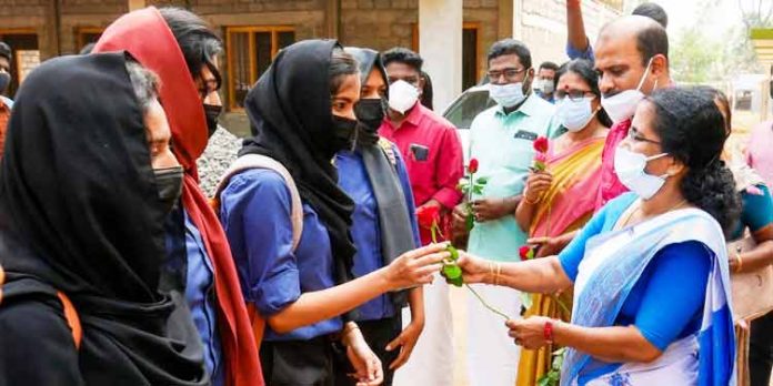 കലവൂര് ഗവണ്മെന്റ് ഹയര് സെക്കന്ഡറി സ്കൂളില് ഇനി ജെന്ഡര് ന്യൂട്രല് യൂണിഫോം കലവൂര് ഗവണ്മെന്റ് ഹയര് സെക്കന്ഡറി സ്കൂളില് ഇനി ജെന്ഡര് ന്യൂട്രല് യൂണിഫോം