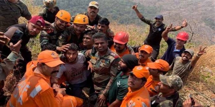 ഇന്ത്യൻ സൈന്യത്തിന് ബിഗ് സല്യൂട്ട് ; മലയിടുക്കില് കുടുങ്ങിയ ബാബു തിരിച്ച് പുതുജീവിതത്തിലേക്ക് ഇന്ത്യൻ സൈന്യത്തിന് ബിഗ് സല്യൂട്ട് ; മലയിടുക്കില് കുടുങ്ങിയ ബാബു തിരിച്ച് പുതുജീവിതത്തിലേക്ക്