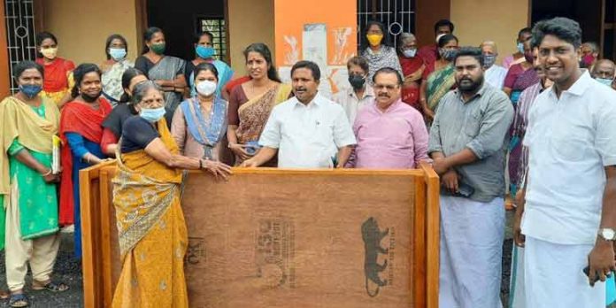 ഏനാദിമംഗലം ഗ്രാമപഞ്ചായത്ത് വയോജനങ്ങള്ക്കുള്ള കട്ടില് വിതരണം നടത്തി ഏനാദിമംഗലം ഗ്രാമപഞ്ചായത്ത് വയോജനങ്ങള്ക്കുള്ള കട്ടില് വിതരണം നടത്തി