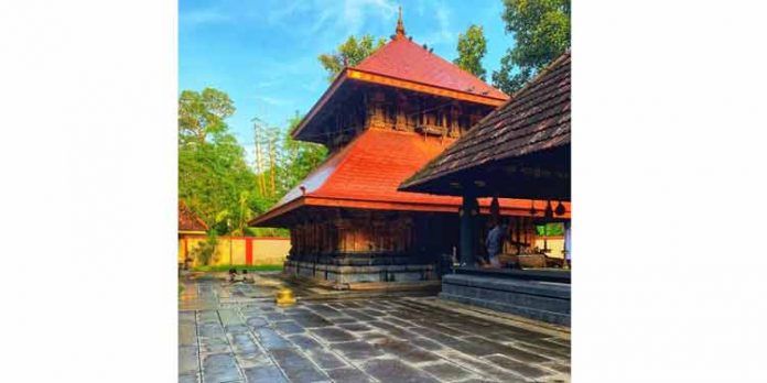 താഴികക്കുടം മോഷണം തങ്ങളെ കുടുക്കിയതെന്ന് പ്രതികള് ; മുഖ്യമന്ത്രിയുടെ നിര്ദ്ദേശ പ്രകാരം ഡി.വൈ.എസ്.പി മൊഴിയെടുത്തു താഴികക്കുടം മോഷണം തങ്ങളെ കുടുക്കിയതെന്ന് പ്രതികള് ; മുഖ്യമന്ത്രിയുടെ നിര്ദ്ദേശ പ്രകാരം ഡി.വൈ.എസ്.പി മൊഴിയെടുത്തു