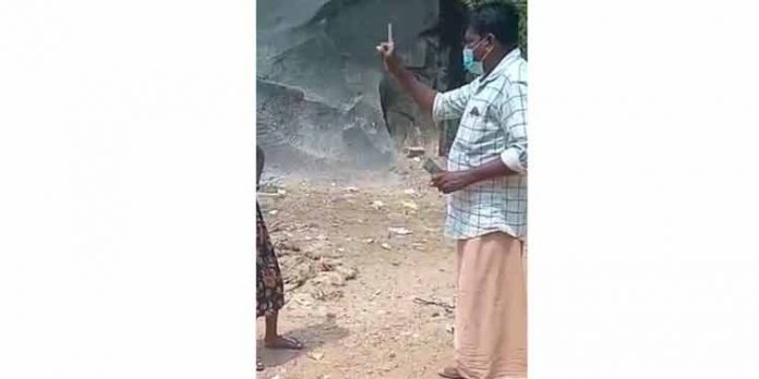 ചെങ്ങന്നൂരില് പെണ്കുട്ടികള്ക്കുനേരെ അതിക്രമം : ക്ഷേത്ര ഭാരവാഹിക്കെതിരെ പോലിസ് കേസെടുത്തു ചെങ്ങന്നൂരില് പെണ്കുട്ടികള്ക്കുനേരെ അതിക്രമം : ക്ഷേത്ര ഭാരവാഹിക്കെതിരെ പോലിസ് കേസെടുത്തു