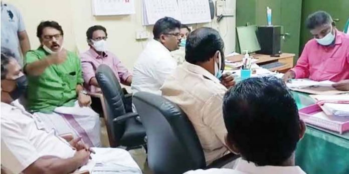 കൂടിവെള്ളപ്രശ്നം പരിഹരിക്കണമെന്നാവശ്യപ്പെട്ട് വാട്ടര് അതോററ്റി എക്സിക്യുട്ടീവ് എഞ്ചിനീയറെ സിപിഐ ഉപരോധിച്ചു കൂടിവെള്ളപ്രശ്നം പരിഹരിക്കണമെന്നാവശ്യപ്പെട്ട് വാട്ടര് അതോററ്റി എക്സിക്യുട്ടീവ് എഞ്ചിനീയറെ സിപിഐ ഉപരോധിച്ചു
