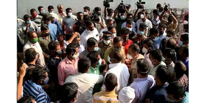 കണ്ണൂരിൽ ബോംബേറിൽ യുവാവ് കൊല്ലപ്പെട്ട സ്ഥലത്ത് സിപിഎം – കോൺഗ്രസ് പ്രവർത്തകർ തമ്മിൽ കൈയ്യാങ്കളി കണ്ണൂരിൽ ബോംബേറിൽ യുവാവ് കൊല്ലപ്പെട്ട സ്ഥലത്ത് സിപിഎം – കോൺഗ്രസ് പ്രവർത്തകർ തമ്മിൽ കൈയ്യാങ്കളി