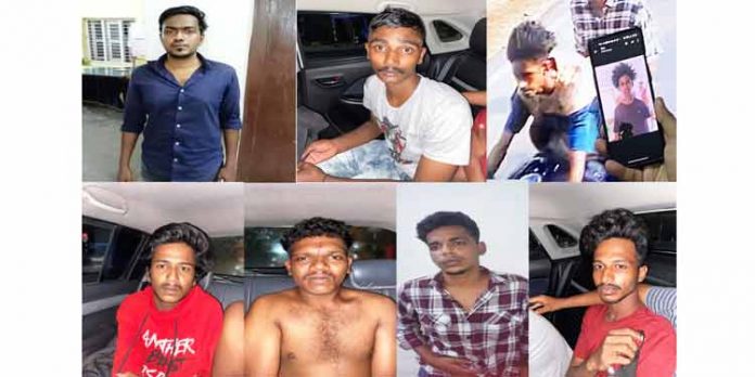 വാഹന യാത്രക്കാരെ ആക്രമിച്ച് മൊബൈലും പണവും കവരുന്ന വന് കവര്ച്ചാസംഘം കായംകുളത്ത് പിടിയില് വാഹന യാത്രക്കാരെ ആക്രമിച്ച് മൊബൈലും പണവും കവരുന്ന വന് കവര്ച്ചാസംഘം കായംകുളത്ത് പിടിയില്