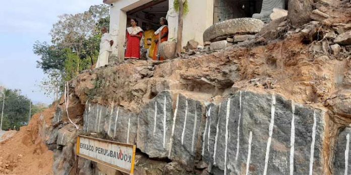 പുനലൂർ – മൂവാറ്റുപുഴ പാതനിർമ്മാണം : ഭീതി ഒഴിയാതെ ശില്പി രാജഗോപാലും കുടുംബവും പുനലൂർ – മൂവാറ്റുപുഴ പാതനിർമ്മാണം : ഭീതി ഒഴിയാതെ ശില്പി രാജഗോപാലും കുടുംബവും