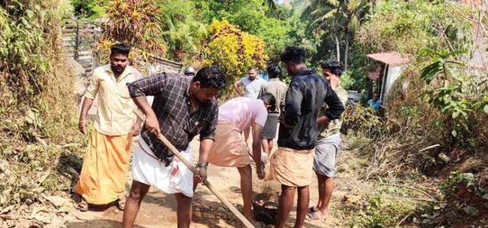 യുവമോര്ച്ച – ബിജെപി പ്രവര്ത്തകര് റോഡ് സഞ്ചാരയോഗ്യമാക്കി പ്രതിഷേധിച്ചു യുവമോര്ച്ച – ബിജെപി പ്രവര്ത്തകര് റോഡ് സഞ്ചാരയോഗ്യമാക്കി പ്രതിഷേധിച്ചു