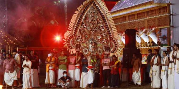 കോട്ടാങ്ങല് കരക്കാരുടെ അടവി ഇന്ന് : നാളെ കുളത്തൂര് കരയുടെ വലിയ പടയണി കോട്ടാങ്ങല് കരക്കാരുടെ അടവി ഇന്ന് : നാളെ കുളത്തൂര് കരയുടെ വലിയ പടയണി