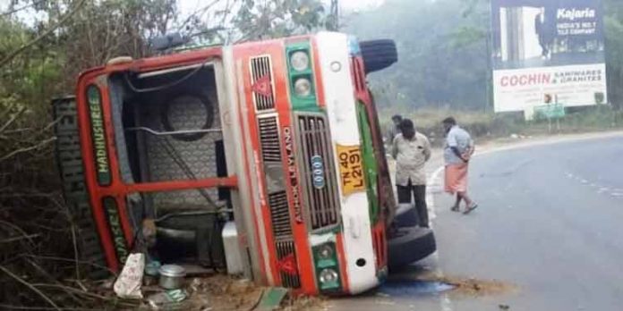 പാലാ – പൊൻകുന്നം റോഡിൽ ആസിഡുമായി വന്ന ലോറി മറിഞ്ഞു പാലാ – പൊൻകുന്നം റോഡിൽ ആസിഡുമായി വന്ന ലോറി മറിഞ്ഞു