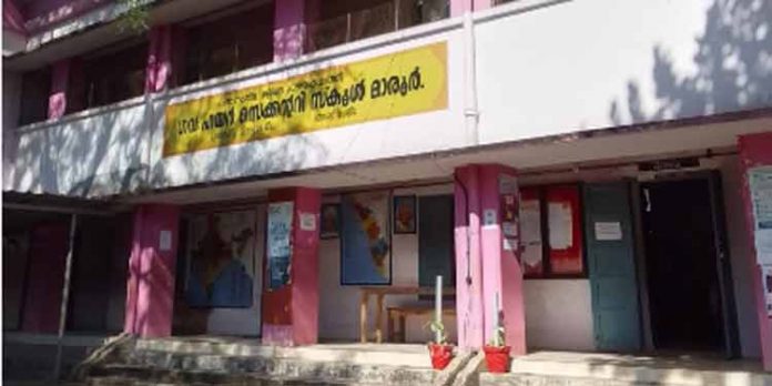 മാരൂർ ജി.എച്ച്.എസ് സ്കൂളില് അധ്യയനം മുടങ്ങിയിട്ട് ദിവസം അഞ്ചാകുന്നു ; അധികൃതര്ക്ക് കുലുക്കമില്ല മാരൂർ ജി.എച്ച്.എസ് സ്കൂളില് അധ്യയനം മുടങ്ങിയിട്ട് ദിവസം അഞ്ചാകുന്നു ; അധികൃതര്ക്ക് കുലുക്കമില്ല