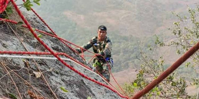 ദൗത്യസംഘാംഗം ബാബുവുമായി മലയിടുക്കില്നിന്ന് മുകളിലെത്തി ; ദൗത്യം വിജയം ദൗത്യസംഘാംഗം ബാബുവുമായി മലയിടുക്കില്നിന്ന് മുകളിലെത്തി ; ദൗത്യം വിജയം