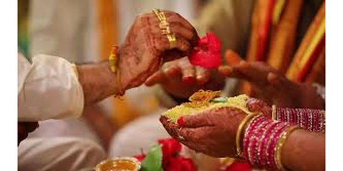 വരണമാല്യം ചാര്ത്തുന്നതിനിടെ വരന്റെ തലയിലെ വിഗ്ഗ് കണ്ട് വധു ബോധം കെട്ടുവീണു ; വിവാഹം മുടങ്ങി വരണമാല്യം ചാര്ത്തുന്നതിനിടെ വരന്റെ തലയിലെ വിഗ്ഗ് കണ്ട് വധു ബോധം കെട്ടുവീണു ; വിവാഹം മുടങ്ങി