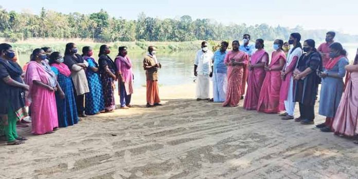 ആറന്മുള സത്ര കടവില് ചെളിയും മണ്പുറ്റും നീക്കം ചെയ്തു തുടങ്ങി ആറന്മുള സത്ര കടവില് ചെളിയും മണ്പുറ്റും നീക്കം ചെയ്തു തുടങ്ങി