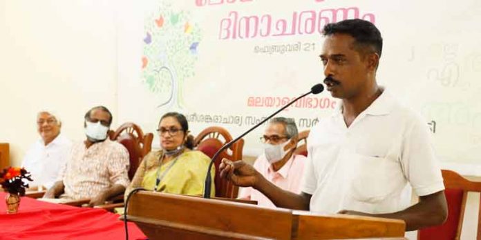 മലയാള ഭാഷ സമഗ്രമാകുന്നത് കാട്ടിലെ ഭാഷയും കൂടി ഉൾക്കൊളളുമ്പോഴാണ് : വി.എം സെന്തിൽ മലയാള ഭാഷ സമഗ്രമാകുന്നത് കാട്ടിലെ ഭാഷയും കൂടി ഉൾക്കൊളളുമ്പോഴാണ് : വി.എം സെന്തിൽ