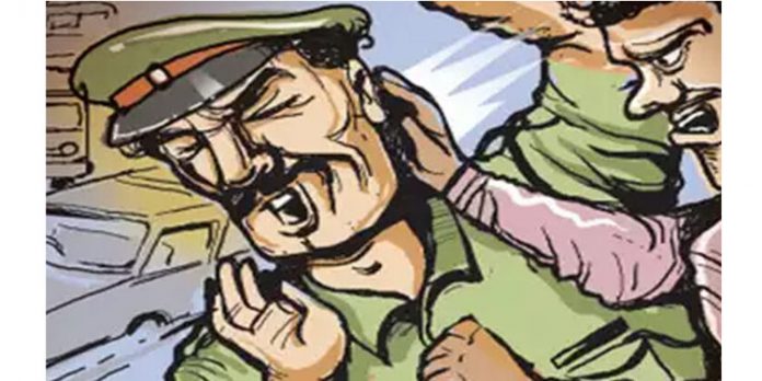 തിരുവനന്തപുരം ശിങ്കാരത്തോപ്പ് കോളനിയിൽ മദ്യപസംഘം പോലീസിനെ ആക്രമിച്ചു തിരുവനന്തപുരം ശിങ്കാരത്തോപ്പ് കോളനിയിൽ മദ്യപസംഘം പോലീസിനെ ആക്രമിച്ചു