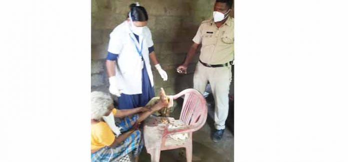 മകന് തിരിഞ്ഞുനോക്കിയില്ല ; വയോധികയ്ക്ക് ചികിത്സാ സഹായം എത്തിച്ച് പോലീസ് മകന് തിരിഞ്ഞുനോക്കിയില്ല ; വയോധികയ്ക്ക് ചികിത്സാ സഹായം എത്തിച്ച് പോലീസ്