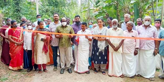 ക്ലീൻ, ആന്റ് ഗ്രീൻ വലിയകാവ് പദ്ധതി ; തേവർ തുണ്ടില് പടി തോട്ടില് പാർശ്വഭിത്തി നിർമിച്ച് 2.5 ഏക്കറോളം സ്ഥലം കൃഷിയോഗ്യമാക്കി ക്ലീൻ, ആന്റ് ഗ്രീൻ വലിയകാവ് പദ്ധതി ; തേവർ തുണ്ടില് പടി തോട്ടില് പാർശ്വഭിത്തി നിർമിച്ച് 2.5 ഏക്കറോളം സ്ഥലം കൃഷിയോഗ്യമാക്കി