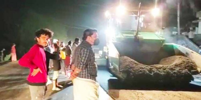 പുനലൂർ – മുവാറ്റുപുഴ റോഡുപണി പഞ്ചായത്ത് അംഗത്തിന്റെ നേതൃത്വത്തില് തടഞ്ഞു പുനലൂർ – മുവാറ്റുപുഴ റോഡുപണി പഞ്ചായത്ത് അംഗത്തിന്റെ നേതൃത്വത്തില് തടഞ്ഞു