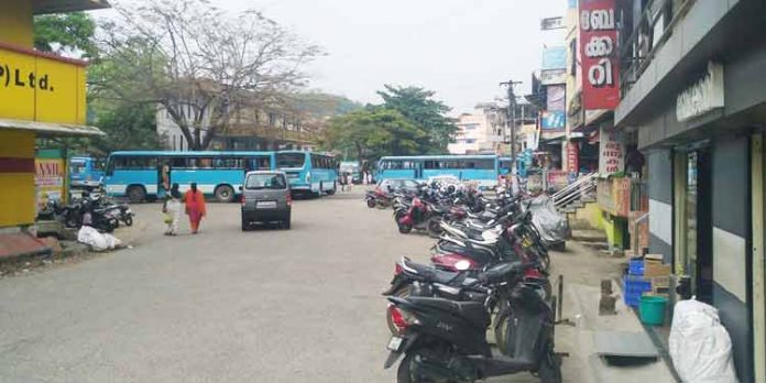 ഇട്ടിയപ്പാറ ബസ് സ്റ്റാന്ഡ് നിയമലംഘനങ്ങളുടെ കേന്ദ്രം ; സ്വകാര്യ വാഹനങ്ങളുടെ പാര്ക്കിംഗ് ജീവന് ഭീഷണി ഇട്ടിയപ്പാറ ബസ് സ്റ്റാന്ഡ് നിയമലംഘനങ്ങളുടെ കേന്ദ്രം ; സ്വകാര്യ വാഹനങ്ങളുടെ പാര്ക്കിംഗ് ജീവന് ഭീഷണി