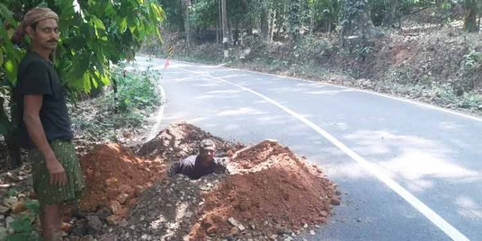 മല്ലപ്പള്ളി താലൂക്കില് പൈപ്പ് പൊട്ടൽ നിത്യ സംഭവം ; റോഡുകളുടെ തകർച്ച വേഗത്തിൽ മല്ലപ്പള്ളി താലൂക്കില് പൈപ്പ് പൊട്ടൽ നിത്യ സംഭവം ; റോഡുകളുടെ തകർച്ച വേഗത്തിൽ