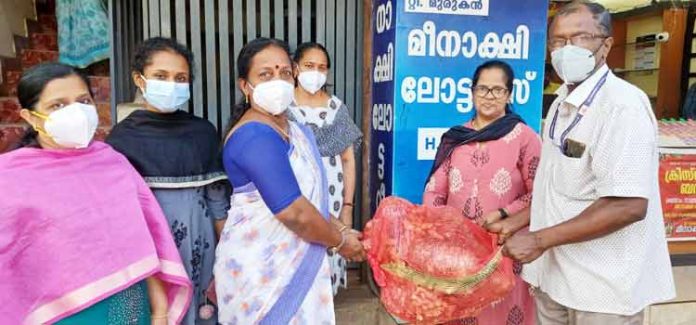 പഴവങ്ങാടി ഗ്രാമപഞ്ചായത്ത് കിഴങ്ങുവർഗങ്ങളുടെ വിത്തുവിതരണം നടത്തി പഴവങ്ങാടി ഗ്രാമപഞ്ചായത്ത് കിഴങ്ങുവർഗങ്ങളുടെ വിത്തുവിതരണം നടത്തി