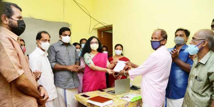 എംഎല്എയും കളക്ടറും ചിറ്റാര് എസ്റ്റേറ്റില് നേരിട്ടെത്തി ; ഭൂഉടമകളില് നിന്നും കരം എടുത്തു തുടങ്ങി എംഎല്എയും കളക്ടറും ചിറ്റാര് എസ്റ്റേറ്റില് നേരിട്ടെത്തി ; ഭൂഉടമകളില് നിന്നും കരം എടുത്തു തുടങ്ങി