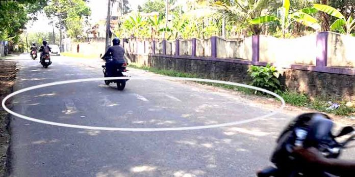 റോഡിലെ വര മാഞ്ഞു …..അപകടവര തെളിഞ്ഞു ; കുമ്പഴ – വെട്ടൂര് റോഡില് അപകടങ്ങള് തുടര്ക്കഥയാകുന്നു റോഡിലെ വര മാഞ്ഞു …..അപകടവര തെളിഞ്ഞു ; കുമ്പഴ – വെട്ടൂര് റോഡില് അപകടങ്ങള് തുടര്ക്കഥയാകുന്നു