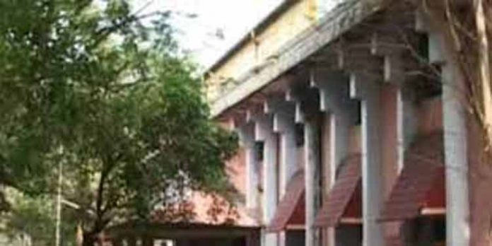 തലശ്ശേരി കോടതിക്കെതിരെ ബോംബ് ഭീഷണി : അഭിഭാഷകയുടെ തലതെറിപ്പിക്കുമെന്ന മുന്നറിയിപ്പുമായി പോസ്റ്റർ തലശ്ശേരി കോടതിക്കെതിരെ ബോംബ് ഭീഷണി : അഭിഭാഷകയുടെ തലതെറിപ്പിക്കുമെന്ന മുന്നറിയിപ്പുമായി പോസ്റ്റർ