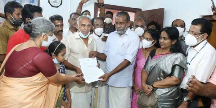 വിള ഇന്ഷുറന്സ് സര്ട്ടിഫിക്കറ്റുമായി മന്ത്രി വീട്ടിലെത്തി ; മനം നിറഞ്ഞ് തങ്കച്ചനും കുടുംബവും വിള ഇന്ഷുറന്സ് സര്ട്ടിഫിക്കറ്റുമായി മന്ത്രി വീട്ടിലെത്തി ; മനം നിറഞ്ഞ് തങ്കച്ചനും കുടുംബവും