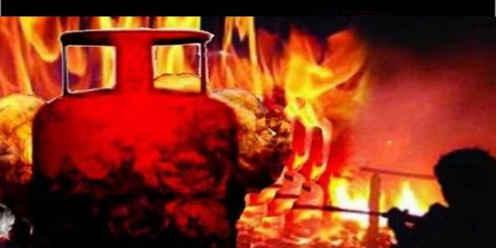 പാചക വാതക സിലിണ്ടര് പൊട്ടിത്തെറിച്ച് യുവതിക്ക് പരിക്കേറ്റു പാചക വാതക സിലിണ്ടര് പൊട്ടിത്തെറിച്ച് യുവതിക്ക് പരിക്കേറ്റു
