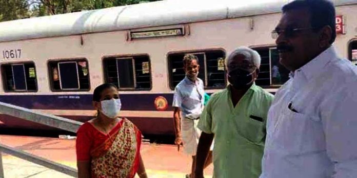 തിരുവല്ല റെയില്വേ സ്റ്റേഷനില് മിന്നല് പരിശോധന നടത്തി ആന്റോ ആന്റണി എംപി തിരുവല്ല റെയില്വേ സ്റ്റേഷനില് മിന്നല് പരിശോധന നടത്തി ആന്റോ ആന്റണി എംപി