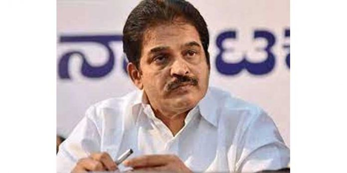 കെ സി വേണു ഗോപാൽ പുനഃസംഘടന അട്ടിമറിക്കാൻ ശ്രമിക്കുന്നുവെന്ന് ഹൈക്കമാന്റിന് പരാതി കെ സി വേണു ഗോപാൽ പുനഃസംഘടന അട്ടിമറിക്കാൻ ശ്രമിക്കുന്നുവെന്ന് ഹൈക്കമാന്റിന് പരാതി