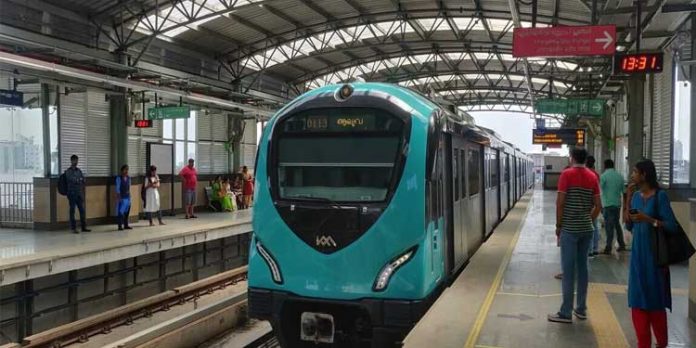 വനിതാ ദിനത്തില് സ്ത്രീകള്ക്ക് സൗജന്യ യാത്ര വാഗ്ദാനം ചെയ്ത് കൊച്ചി മെട്രോ വനിതാ ദിനത്തില് സ്ത്രീകള്ക്ക് സൗജന്യ യാത്ര വാഗ്ദാനം ചെയ്ത് കൊച്ചി മെട്രോ