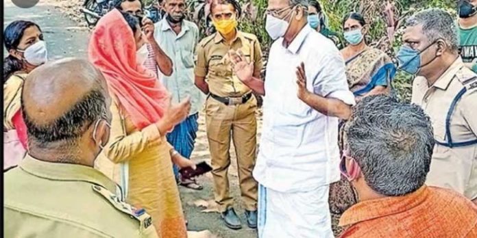 സിൽവർലൈൻ കല്ലിടൽ നാട്ടുകാർ തടഞ്ഞു ; പോലീസ് സംരക്ഷണത്തില് കല്ലുകള് സ്ഥാപിച്ചു സിൽവർലൈൻ കല്ലിടൽ നാട്ടുകാർ തടഞ്ഞു ; പോലീസ് സംരക്ഷണത്തില് കല്ലുകള് സ്ഥാപിച്ചു