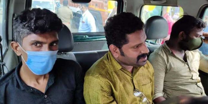ആന്ധ്രയില് നിന്ന് കൊച്ചിയിലേയ്ക്ക് മയക്കുമരുന്ന് കടത്തിയ സംഘം അറസ്റ്റില് ആന്ധ്രയില് നിന്ന് കൊച്ചിയിലേയ്ക്ക് മയക്കുമരുന്ന് കടത്തിയ സംഘം അറസ്റ്റില്