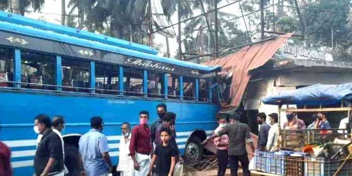 സ്വകാര്യ ബസ് കടയിലേക്ക് പാഞ്ഞുകയറി പത്തോളം യാത്രക്കാര്ക്ക് പരിക്ക് സ്വകാര്യ ബസ് കടയിലേക്ക് പാഞ്ഞുകയറി പത്തോളം യാത്രക്കാര്ക്ക് പരിക്ക്