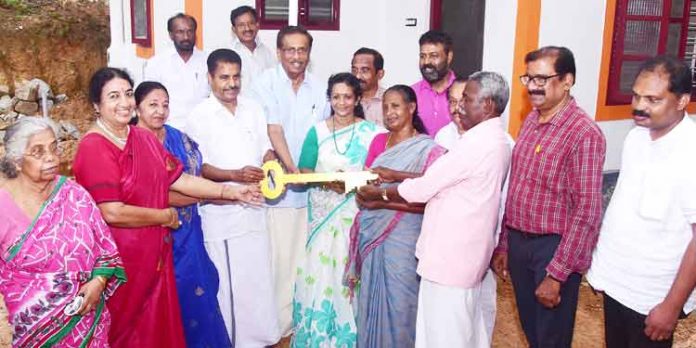 ഡോ.എം.എസ് സുനിലിന്റെ 242-ാ മത് സ്നേഹഭവനം കുഞ്ഞുമോൾക്കും കുടുംബത്തിനും ഡോ.എം.എസ് സുനിലിന്റെ 242-ാ മത് സ്നേഹഭവനം കുഞ്ഞുമോൾക്കും കുടുംബത്തിനും